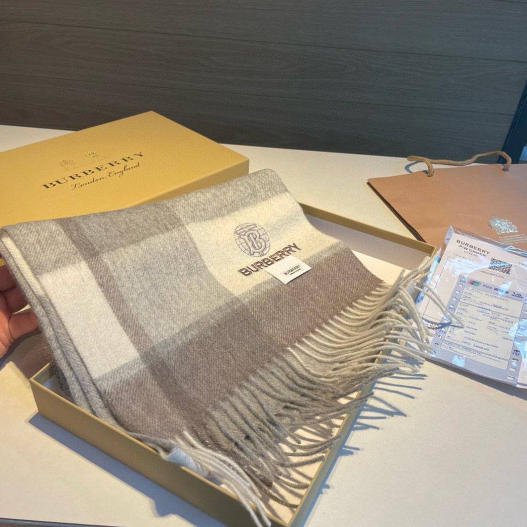 🆕Burberry · 巴宝莉格子围巾❗️好看的要疯掉了，太有型太有魅力了❗️❗️非常斯文时尚的秋冬单品