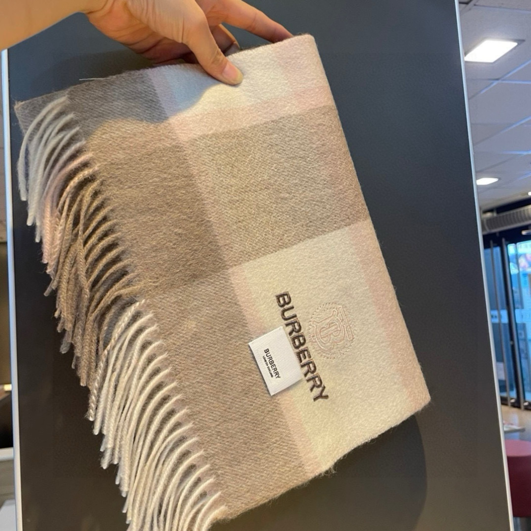🆕Burberry · 巴宝莉格子围巾❗️好看的要疯掉了，太有型太有魅力了❗️❗️非常斯文时尚的秋冬单品