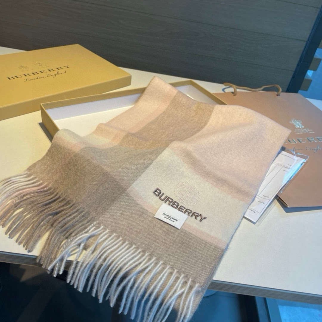 🆕Burberry · 巴宝莉格子围巾❗️好看的要疯掉了，太有型太有魅力了❗️❗️非常斯文时尚的秋冬单品
