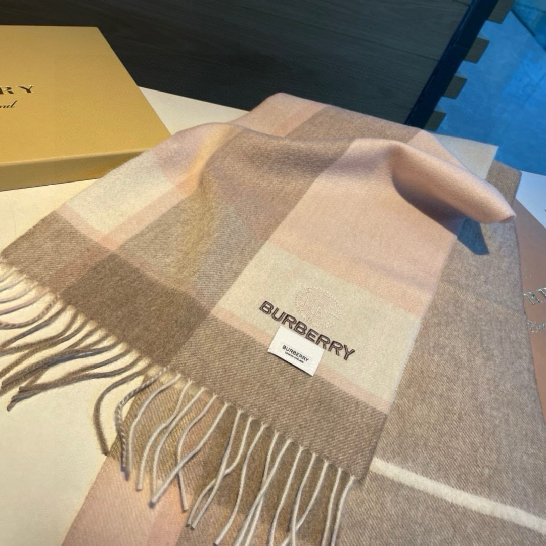 🆕Burberry · 巴宝莉格子围巾❗️好看的要疯掉了，太有型太有魅力了❗️❗️非常斯文时尚的秋冬单品