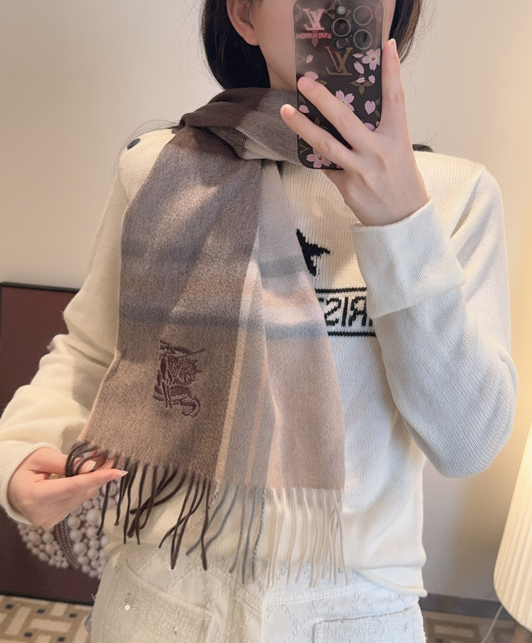 百分百山羊绒 🆕【▪️ 惊艳！披着围着都美的~让人过目不忘！！】巴宝莉这款出来的效果真的，一秒美晕！！太