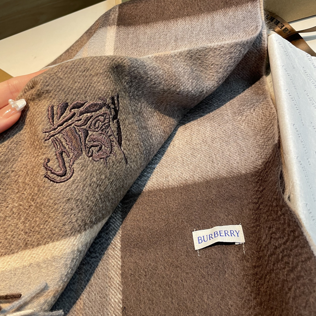 百分百山羊绒 🆕【▪️ 惊艳！披着围着都美的~让人过目不忘！！】巴宝莉这款出来的效果真的，一秒美晕！！太