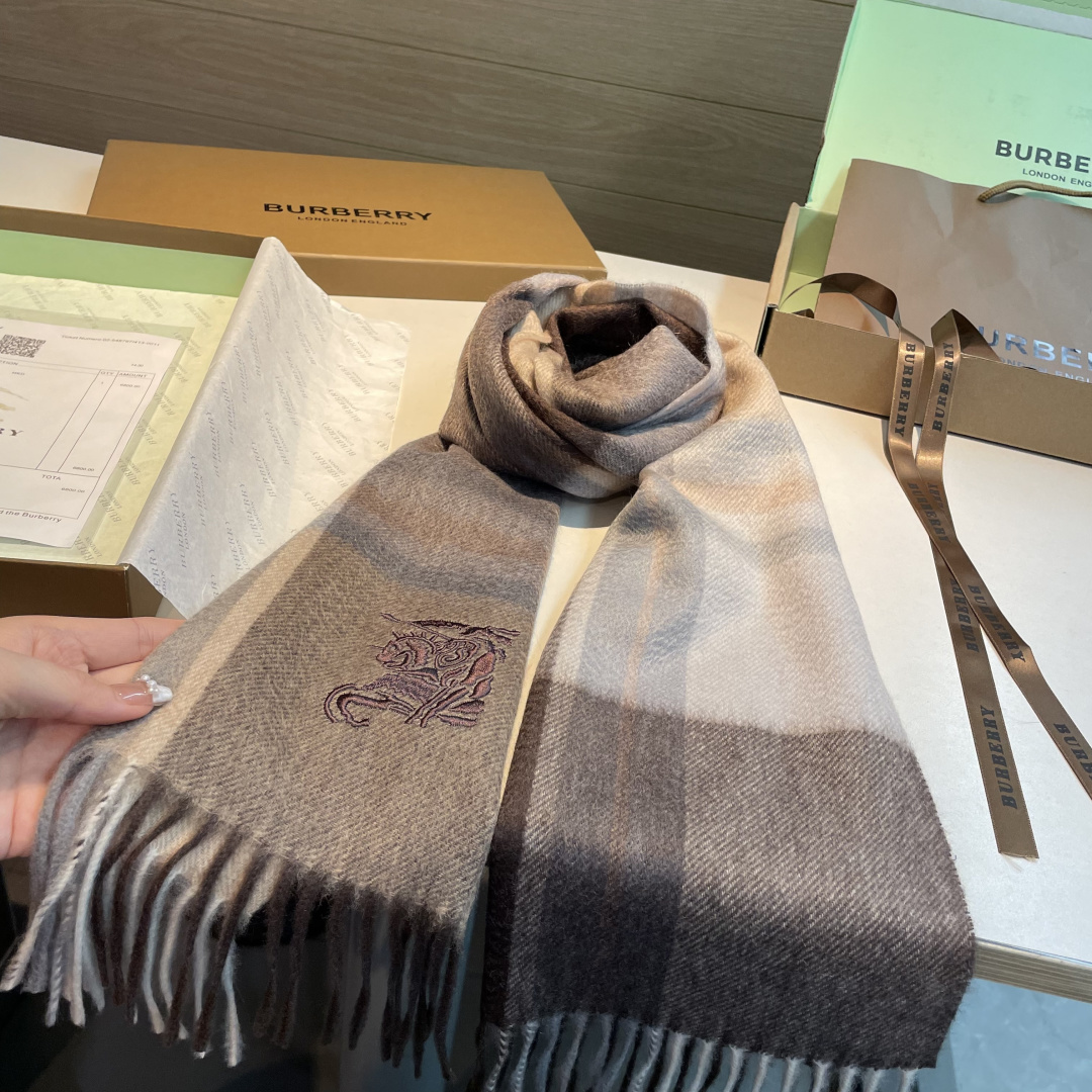 百分百山羊绒 🆕【▪️ 惊艳！披着围着都美的~让人过目不忘！！】巴宝莉这款出来的效果真的，一秒美晕！！太