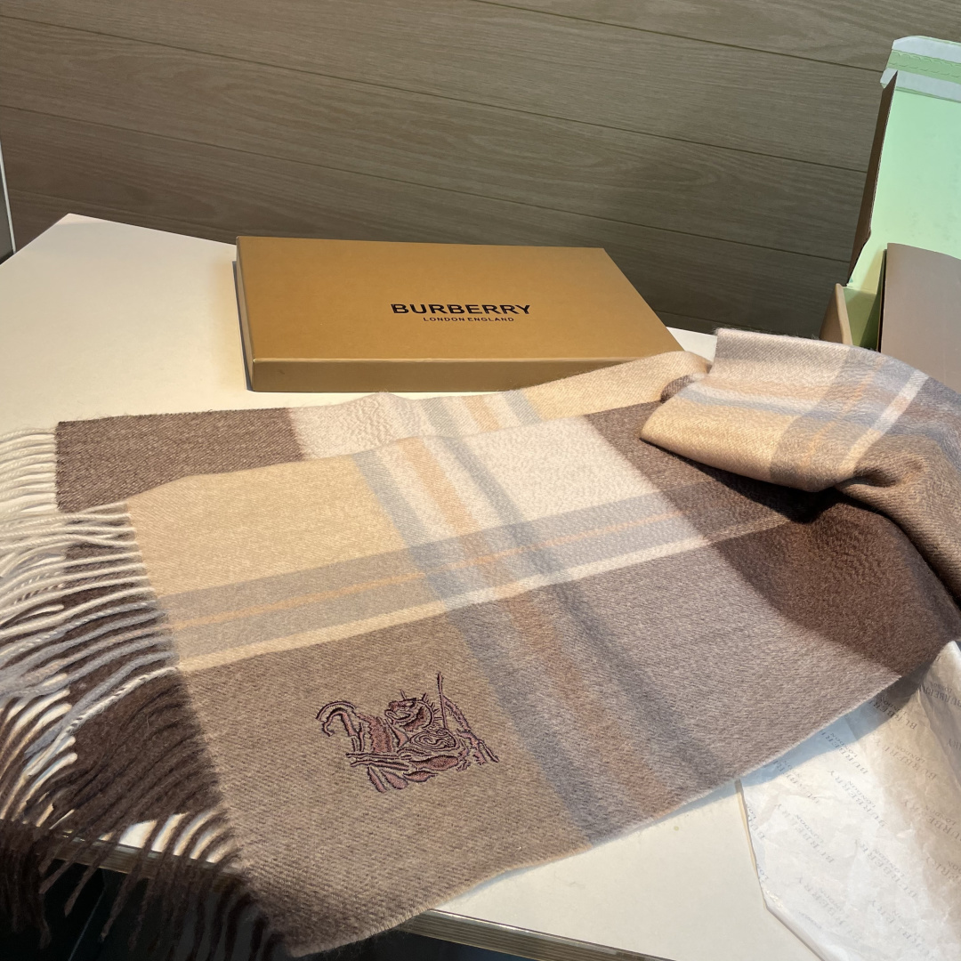 百分百山羊绒 🆕【▪️ 惊艳！披着围着都美的~让人过目不忘！！】巴宝莉这款出来的效果真的，一秒美晕！！太