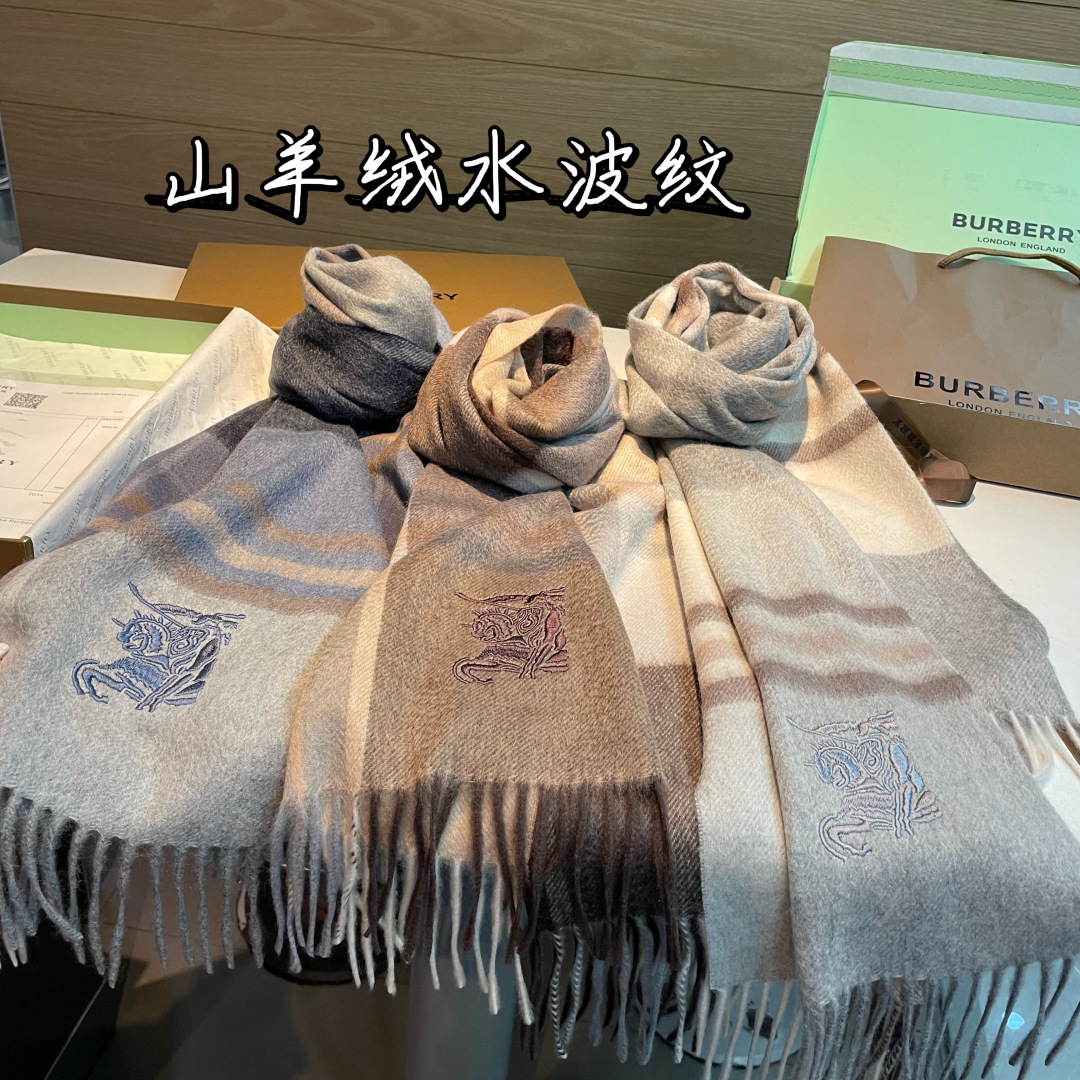 百分百山羊绒 🆕【▪️ 惊艳！披着围着都美的~让人过目不忘！！】巴宝莉这款出来的效果真的，一秒美晕！！太