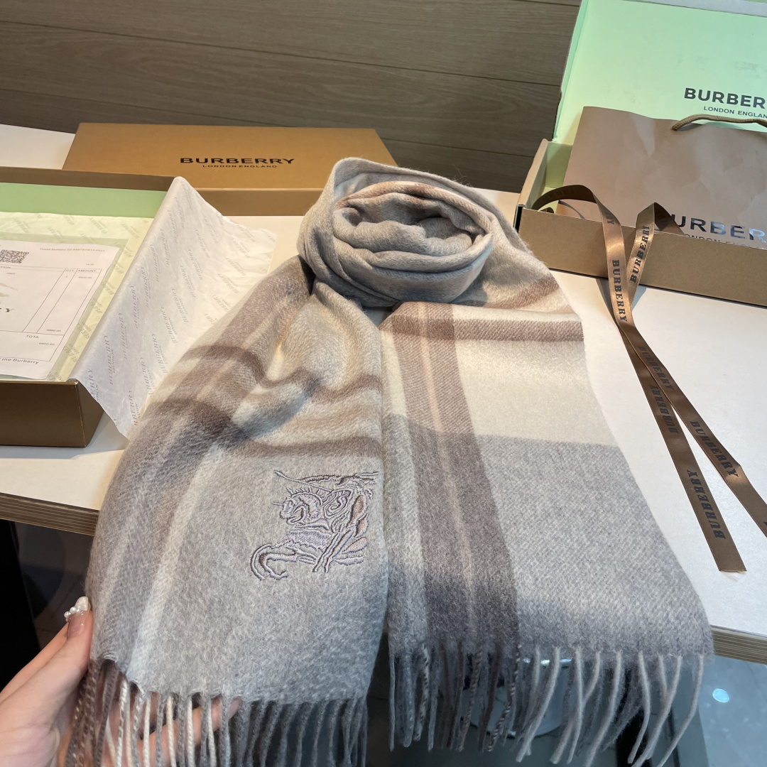 百分百山羊绒 🆕【▪️ 惊艳！披着围着都美的~让人过目不忘！！】巴宝莉这款出来的效果真的，一秒美晕！！太