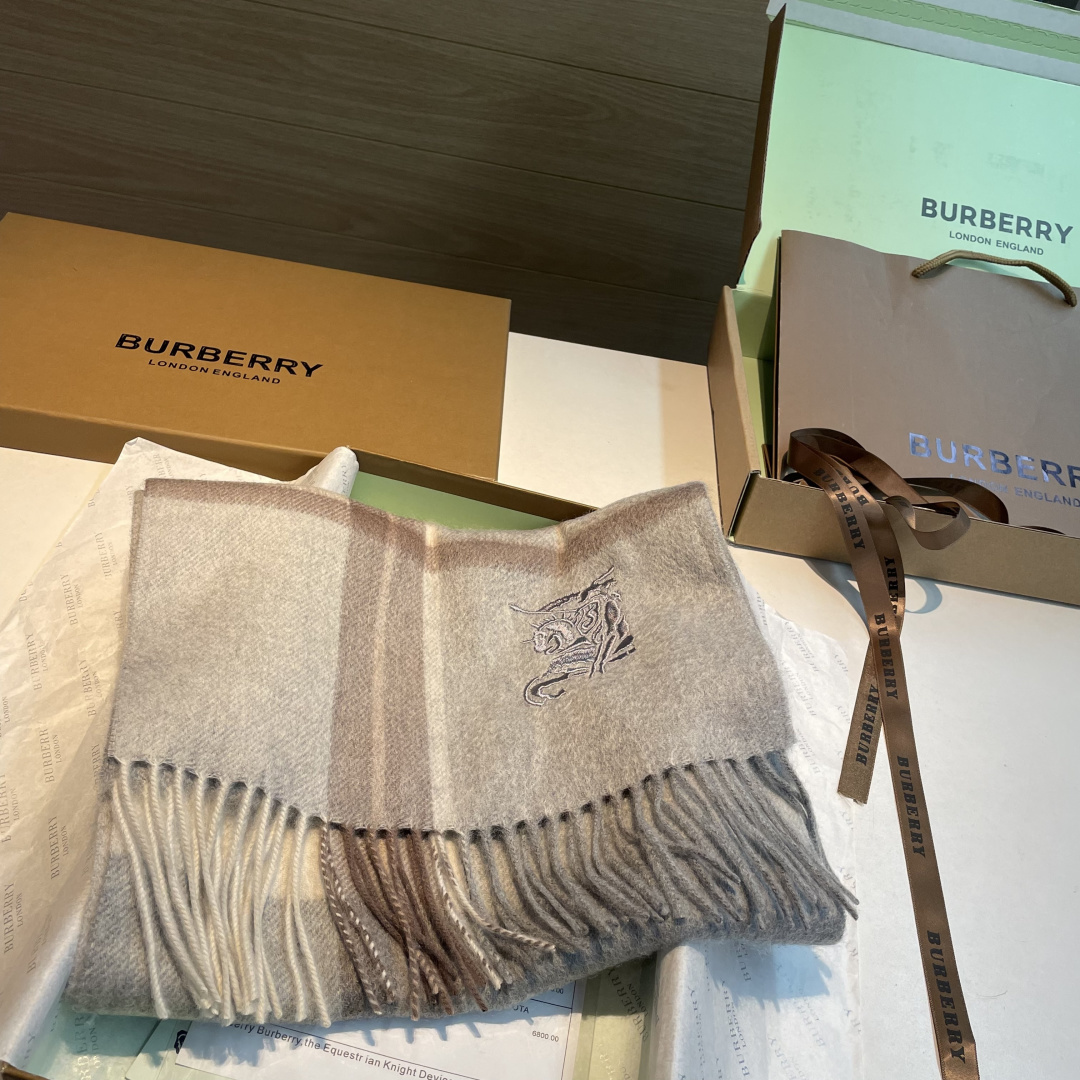 百分百山羊绒 🆕【▪️ 惊艳！披着围着都美的~让人过目不忘！！】巴宝莉这款出来的效果真的，一秒美晕！！太