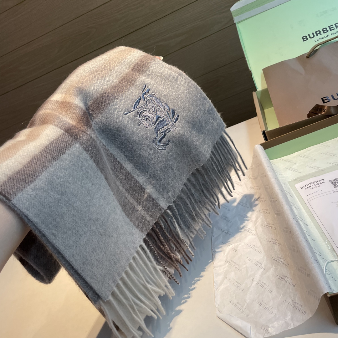 百分百山羊绒 🆕【▪️ 惊艳！披着围着都美的~让人过目不忘！！】巴宝莉这款出来的效果真的，一秒美晕！！太