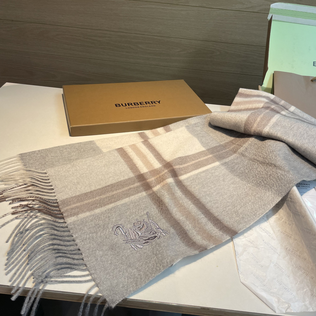 百分百山羊绒 🆕【▪️ 惊艳！披着围着都美的~让人过目不忘！！】巴宝莉这款出来的效果真的，一秒美晕！！太