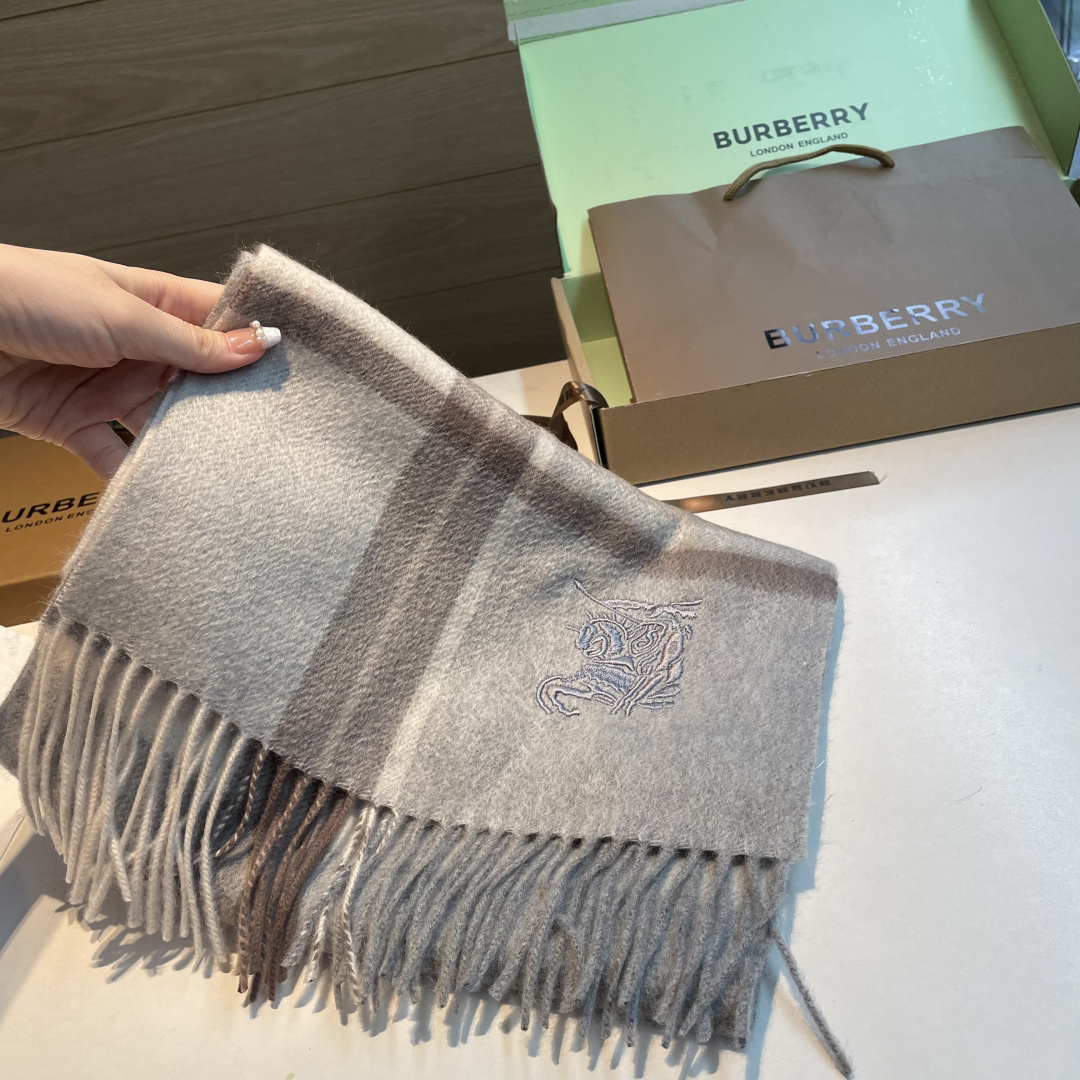 百分百山羊绒 🆕【▪️ 惊艳！披着围着都美的~让人过目不忘！！】巴宝莉这款出来的效果真的，一秒美晕！！太