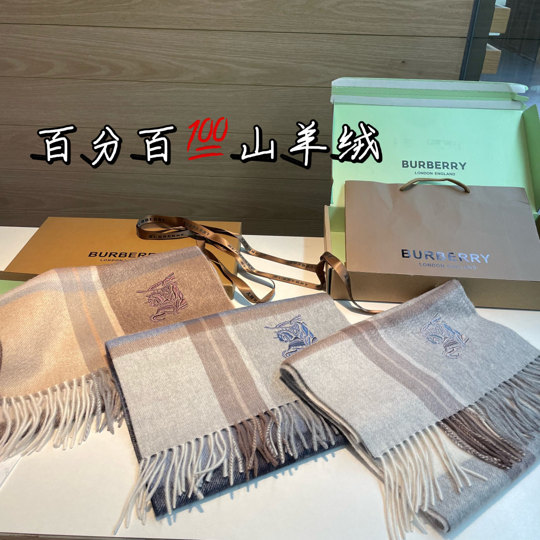 百分百山羊绒 🆕【▪️ 惊艳！披着围着都美的~让人过目不忘！！】巴宝莉这款出来的效果真的，一秒美晕！！太