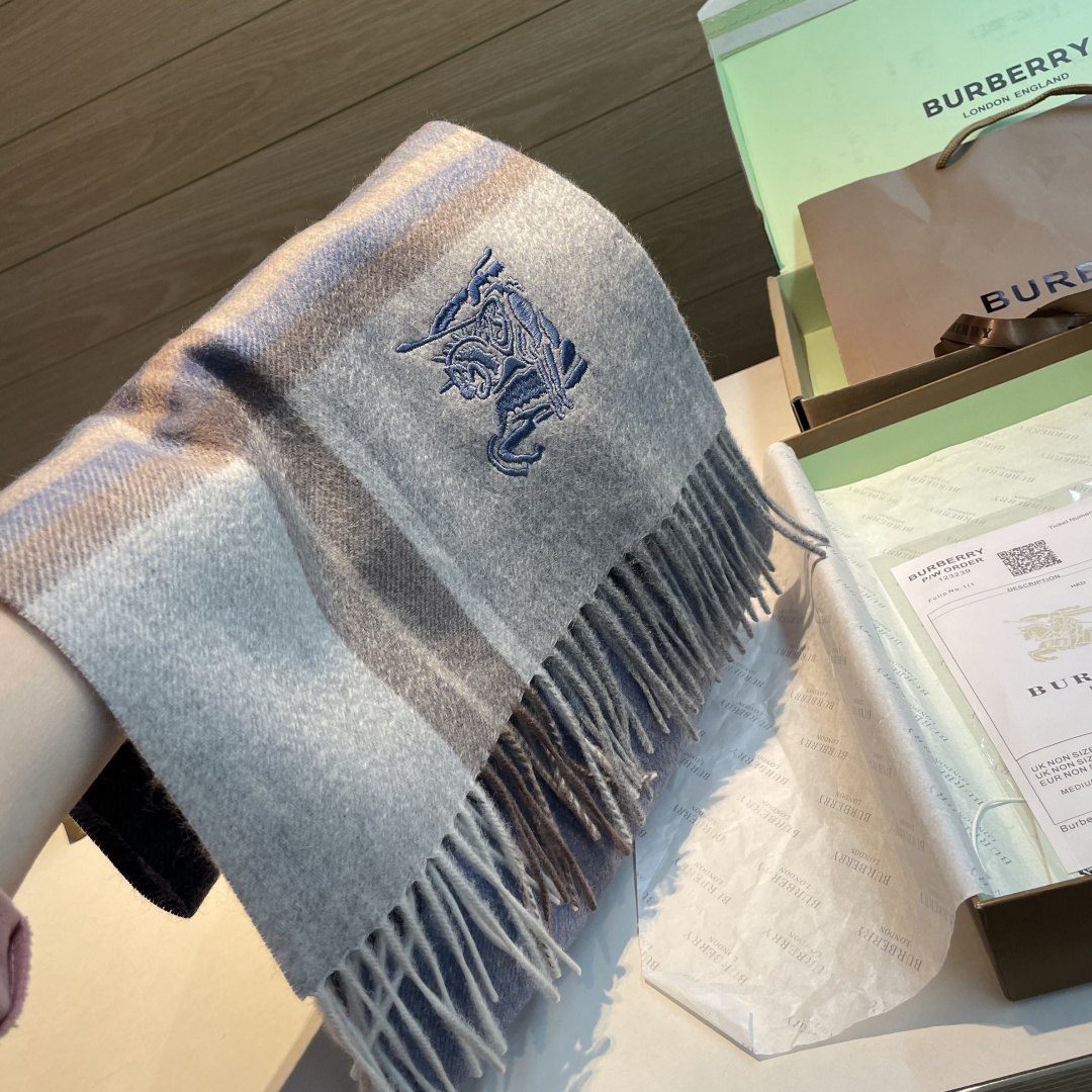 百分百山羊绒 🆕【▪️ 惊艳！披着围着都美的~让人过目不忘！！】巴宝莉这款出来的效果真的，一秒美晕！！太