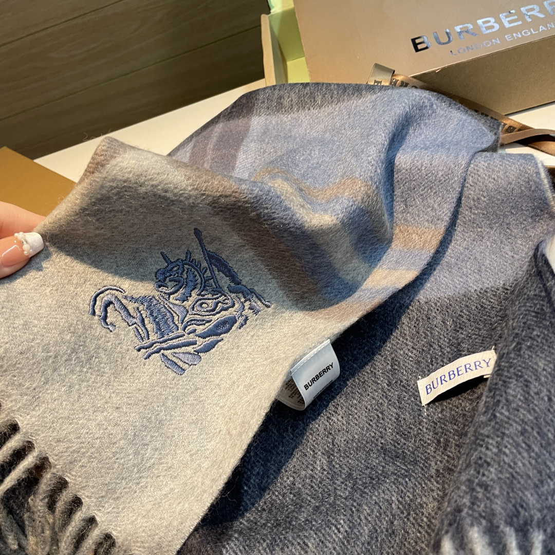 百分百山羊绒 🆕【▪️ 惊艳！披着围着都美的~让人过目不忘！！】巴宝莉这款出来的效果真的，一秒美晕！！太