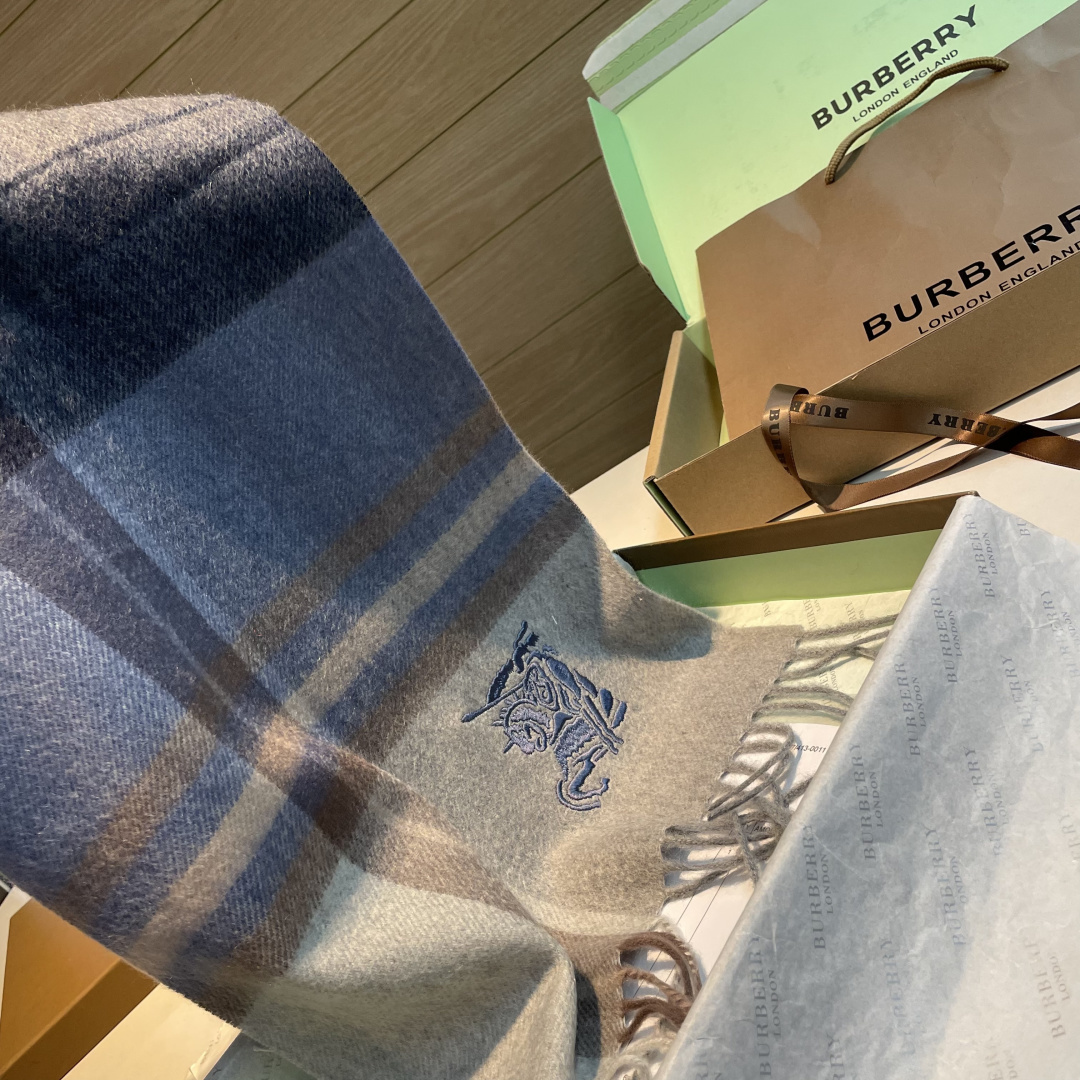 百分百山羊绒 🆕【▪️ 惊艳！披着围着都美的~让人过目不忘！！】巴宝莉这款出来的效果真的，一秒美晕！！太