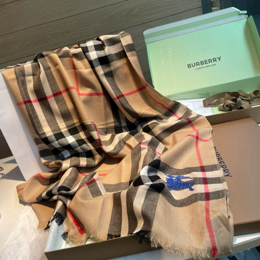 巴宝莉Burberry 经典专柜款、专柜同步 超薄羊绒格子披肩现货秒发 衣柜必备经典款VIP推荐！！！早