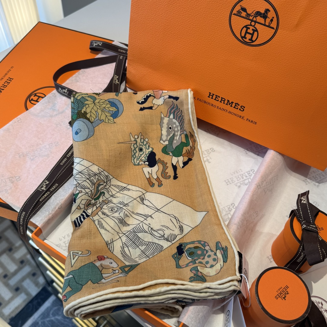 上新💞【双面同色方巾】这款Hermes点睛配饰可以多种方式佩戴，与任何服饰皆搭配得宜。无论系绕颈间，或作