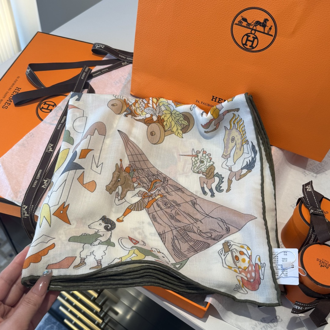 上新💞【双面同色方巾】这款Hermes点睛配饰可以多种方式佩戴，与任何服饰皆搭配得宜。无论系绕颈间，或作