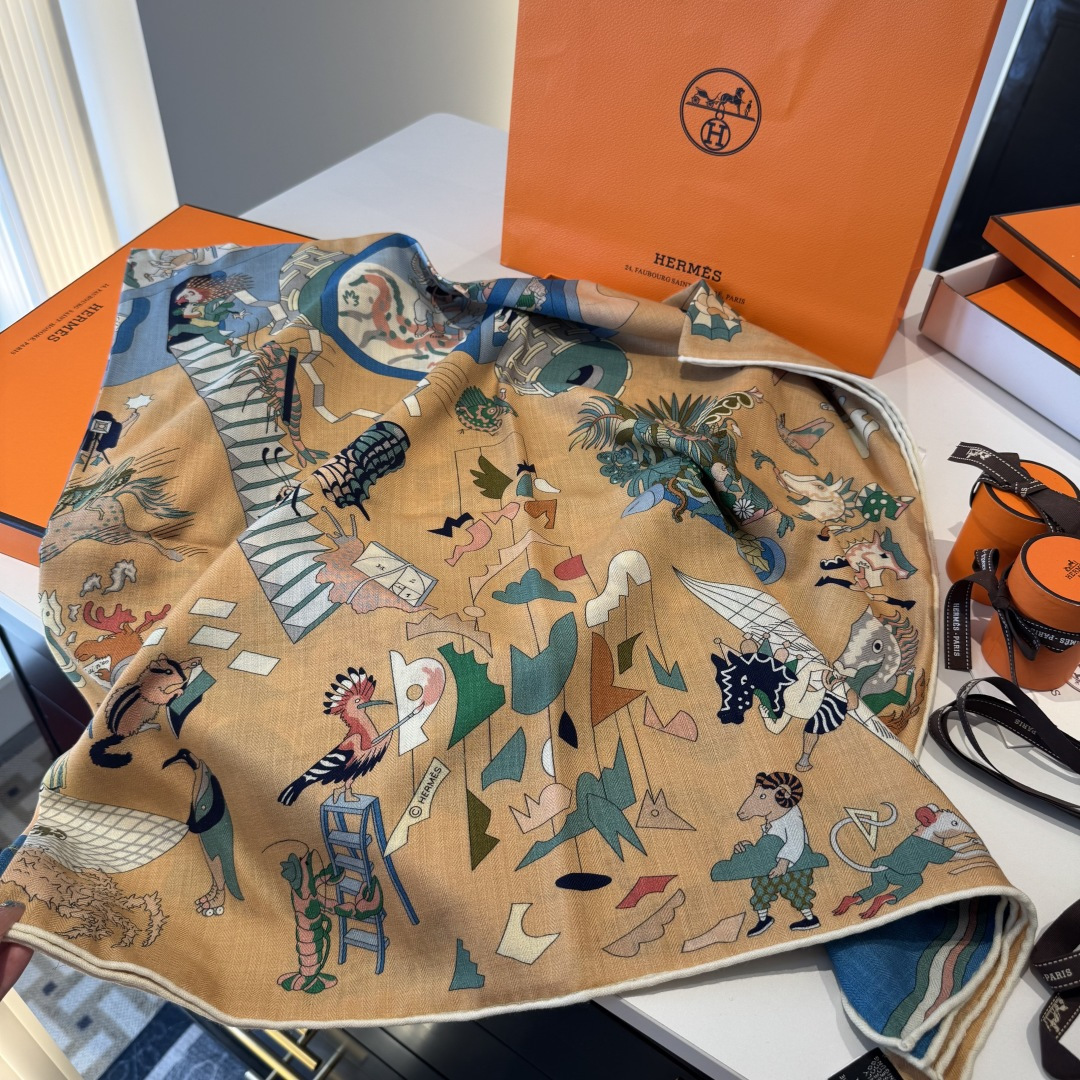 上新💞【双面同色方巾】这款Hermes点睛配饰可以多种方式佩戴，与任何服饰皆搭配得宜。无论系绕颈间，或作