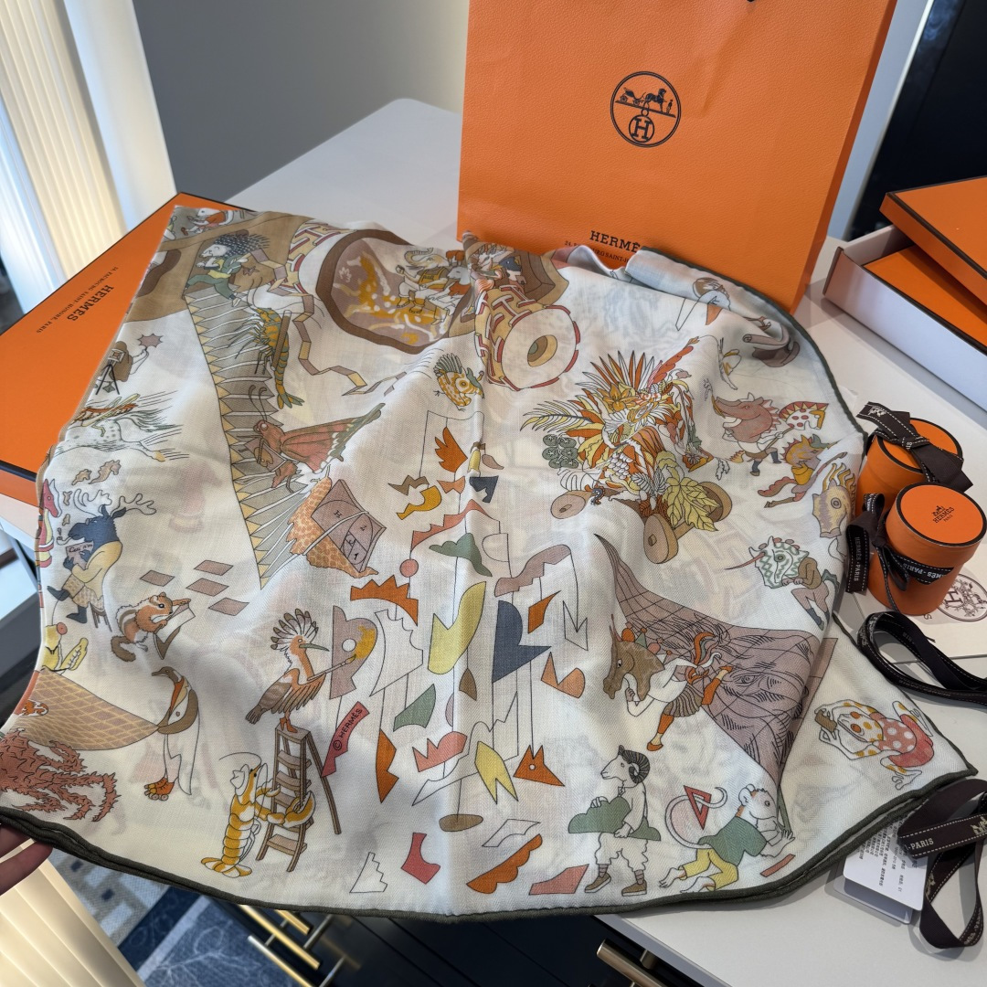 上新💞【双面同色方巾】这款Hermes点睛配饰可以多种方式佩戴，与任何服饰皆搭配得宜。无论系绕颈间，或作