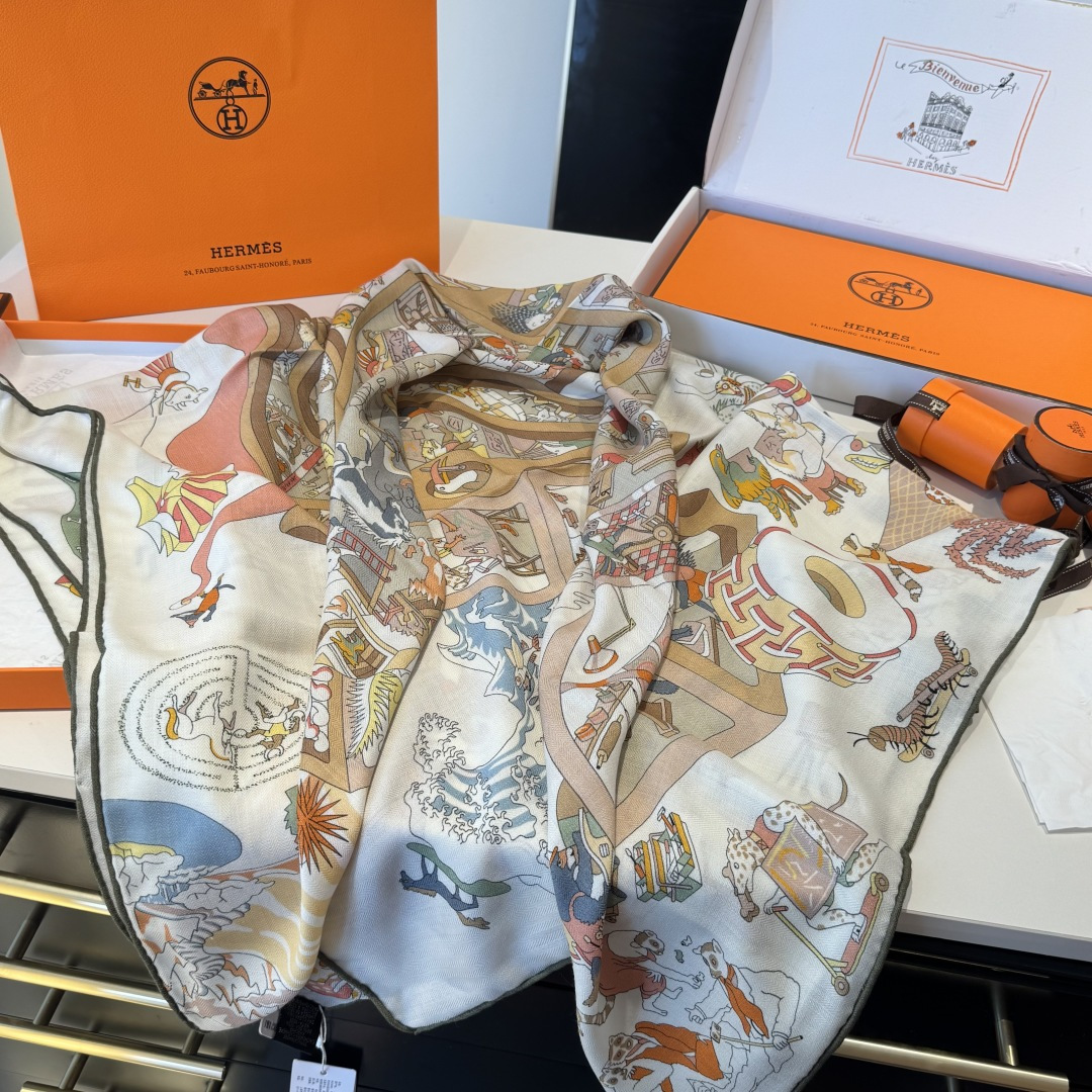 上新💞【双面同色方巾】这款Hermes点睛配饰可以多种方式佩戴，与任何服饰皆搭配得宜。无论系绕颈间，或作