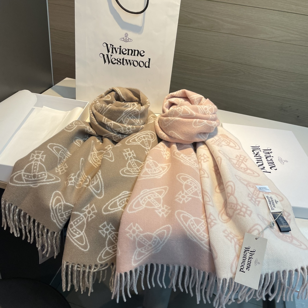 VivienneWestwood土星围巾，采用羊毛混纺材质，柔软又保暖，秋冬必备!经典土星提花+流苏设计