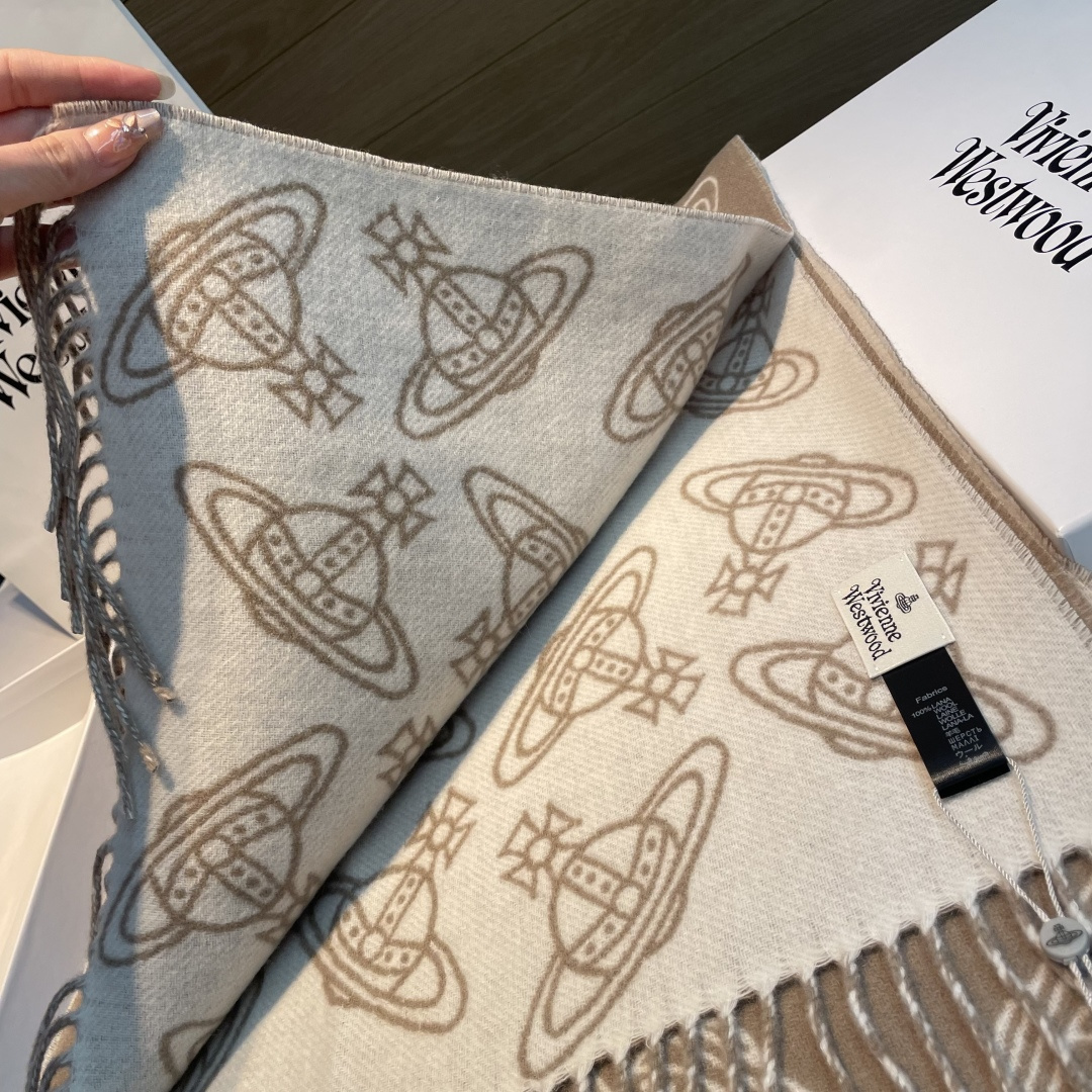 VivienneWestwood土星围巾，采用羊毛混纺材质，柔软又保暖，秋冬必备!经典土星提花+流苏设计