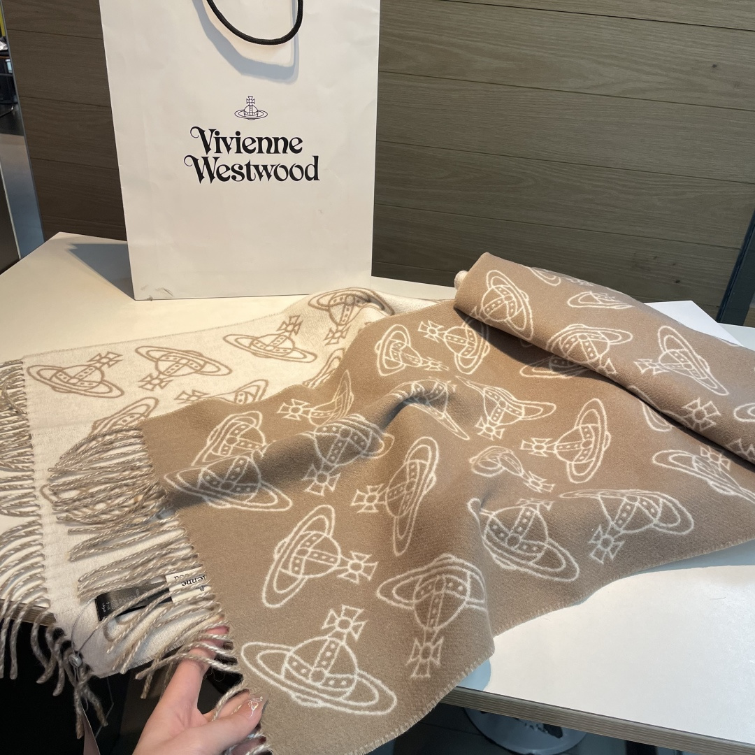 VivienneWestwood土星围巾，采用羊毛混纺材质，柔软又保暖，秋冬必备!经典土星提花+流苏设计