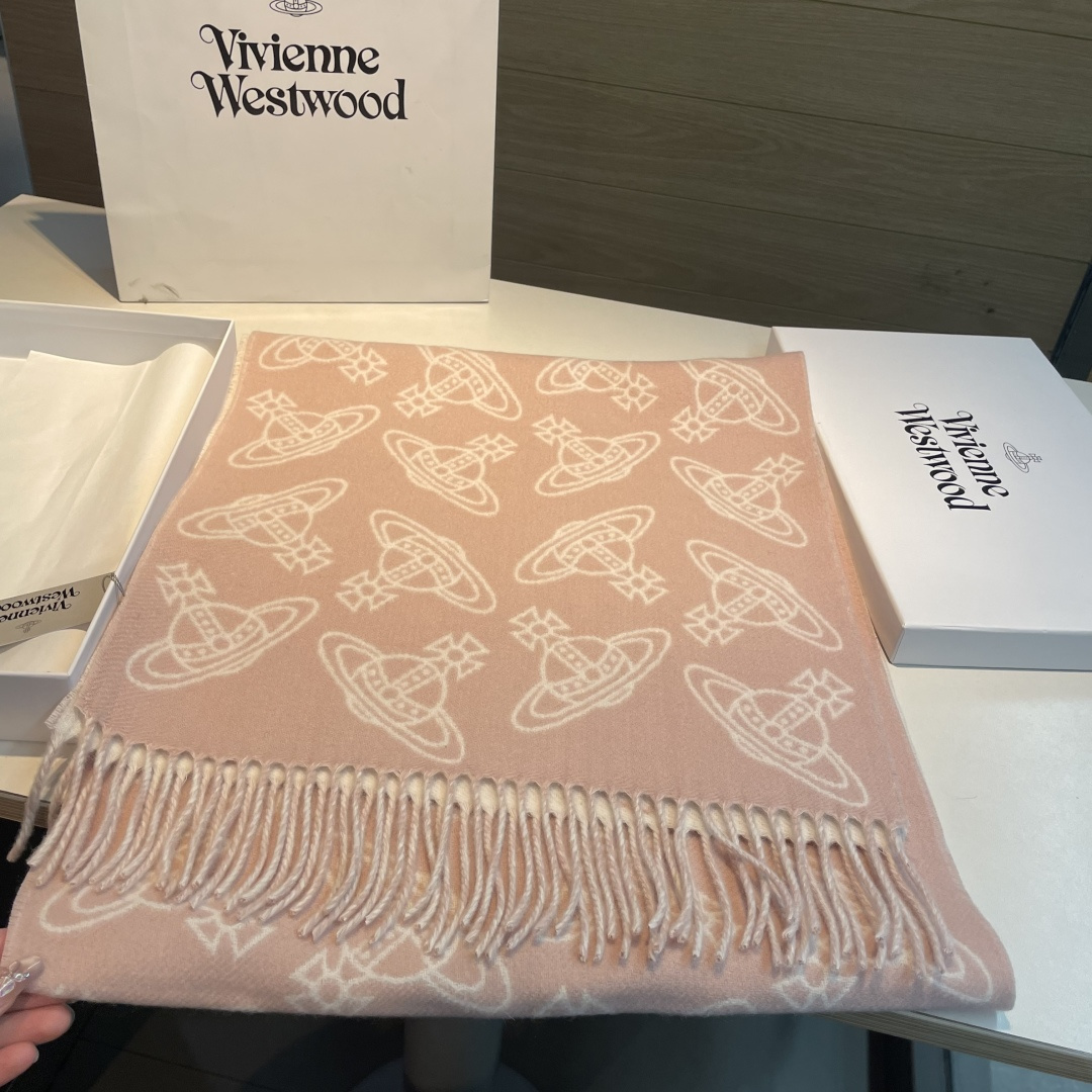 VivienneWestwood土星围巾，采用羊毛混纺材质，柔软又保暖，秋冬必备!经典土星提花+流苏设计