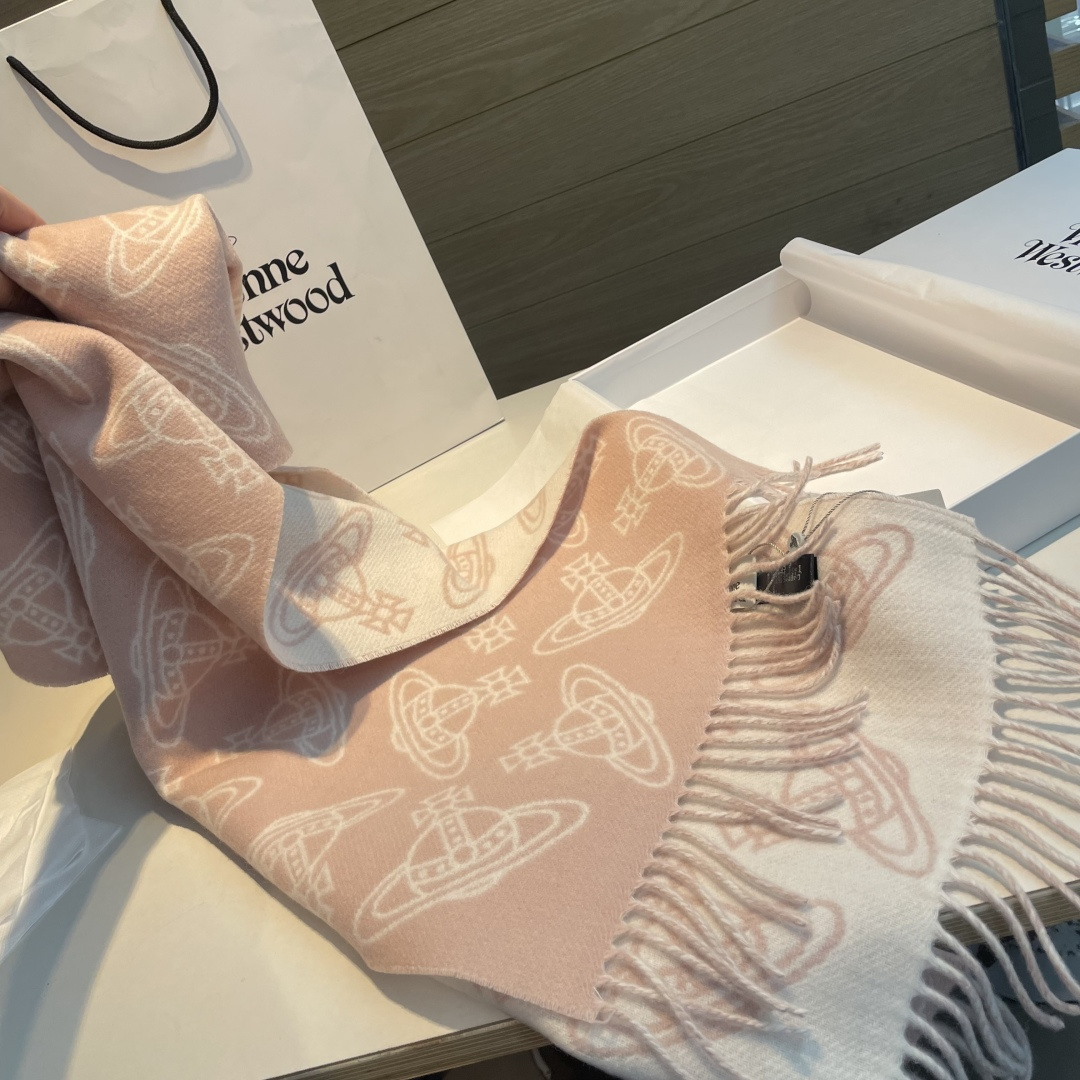 VivienneWestwood土星围巾，采用羊毛混纺材质，柔软又保暖，秋冬必备!经典土星提花+流苏设计