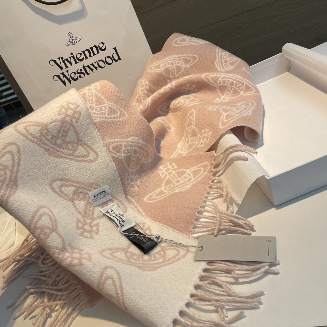 VivienneWestwood土星围巾，采用羊毛混纺材质，柔软又保暖，秋冬必备!经典土星提花+流苏设计