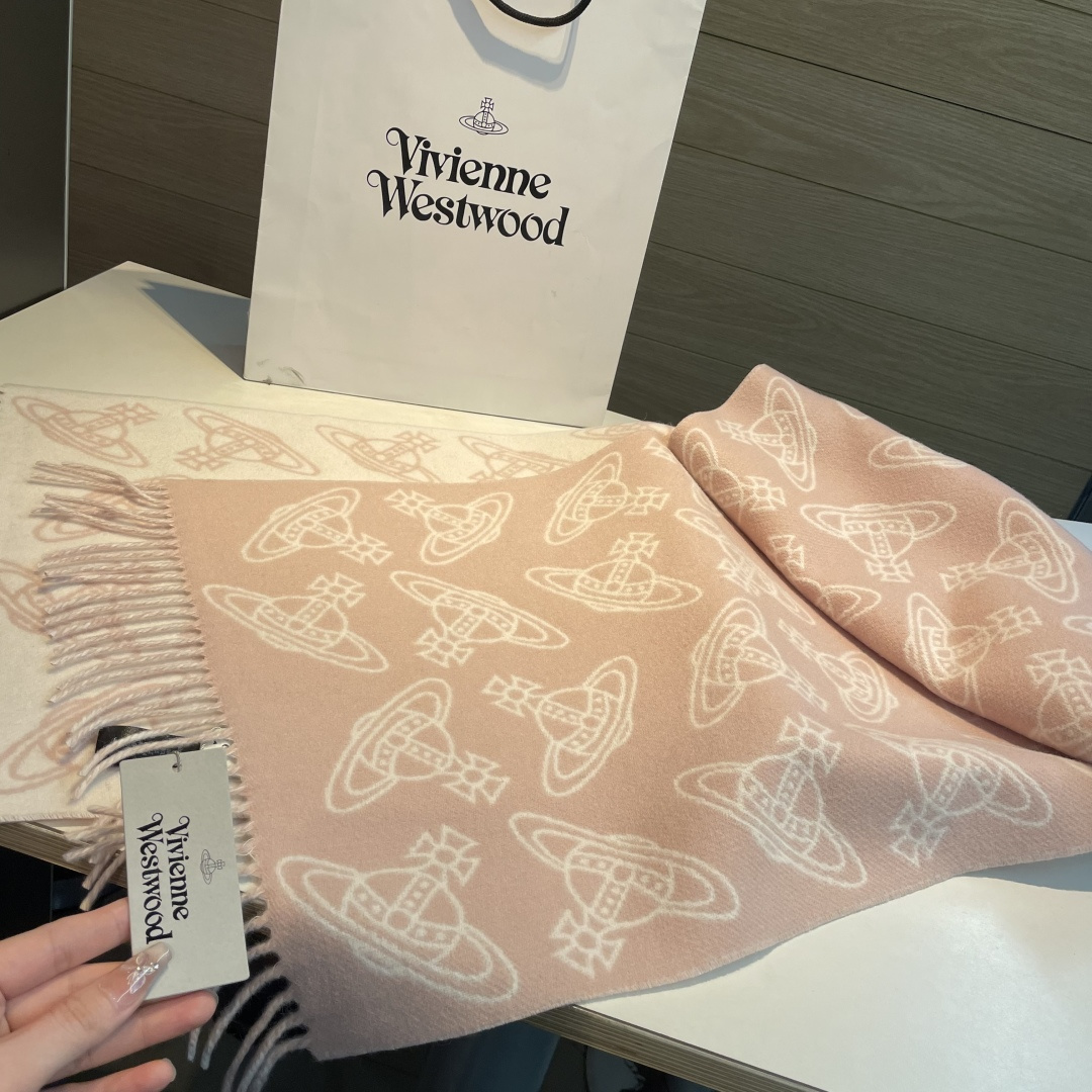 VivienneWestwood土星围巾，采用羊毛混纺材质，柔软又保暖，秋冬必备!经典土星提花+流苏设计