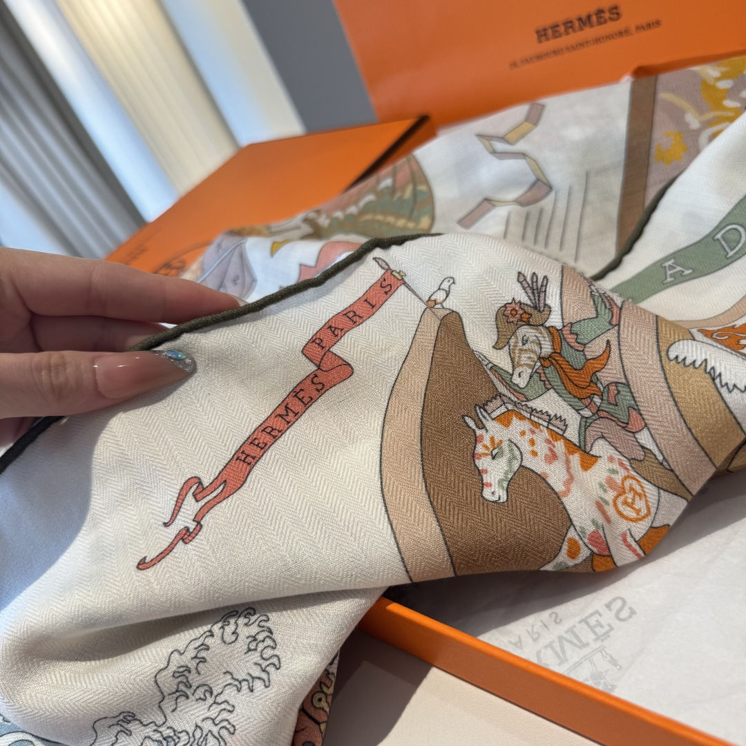 上新💞【双面同色方巾】这款Hermes点睛配饰可以多种方式佩戴，与任何服饰皆搭配得宜。无论系绕颈间，或作