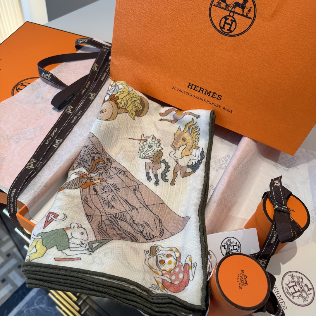 上新💞【双面同色方巾】这款Hermes点睛配饰可以多种方式佩戴，与任何服饰皆搭配得宜。无论系绕颈间，或作