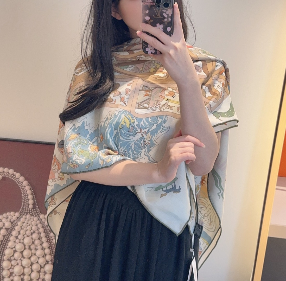 上新💞【双面同色方巾】这款Hermes点睛配饰可以多种方式佩戴，与任何服饰皆搭配得宜。无论系绕颈间，或作
