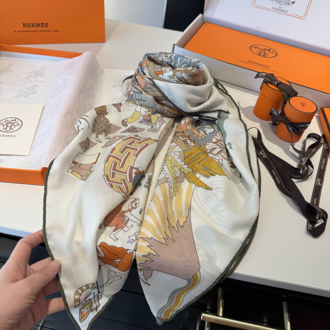 上新💞【双面同色方巾】这款Hermes点睛配饰可以多种方式佩戴，与任何服饰皆搭配得宜。无论系绕颈间，或作
