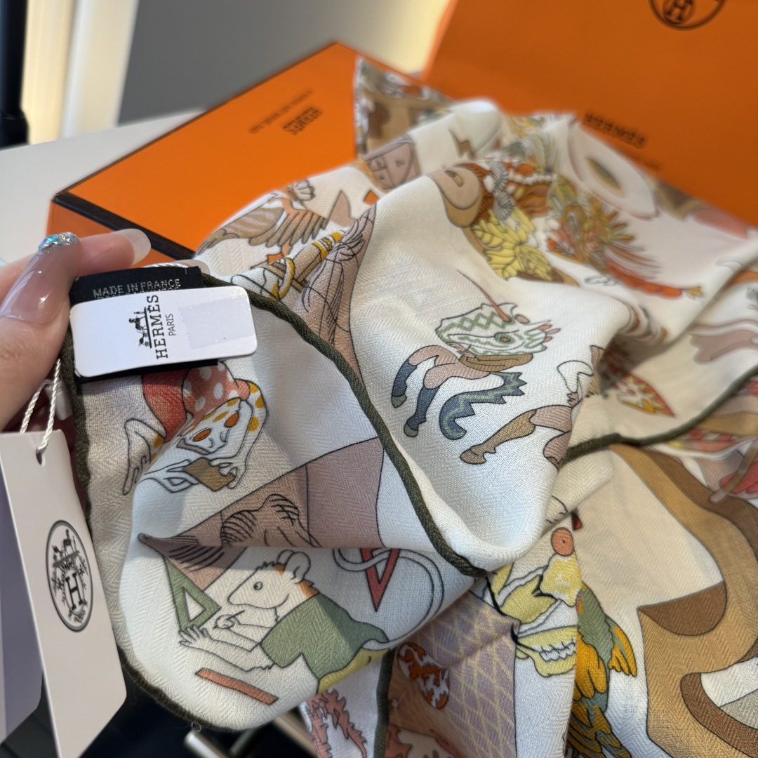 上新💞【双面同色方巾】这款Hermes点睛配饰可以多种方式佩戴，与任何服饰皆搭配得宜。无论系绕颈间，或作