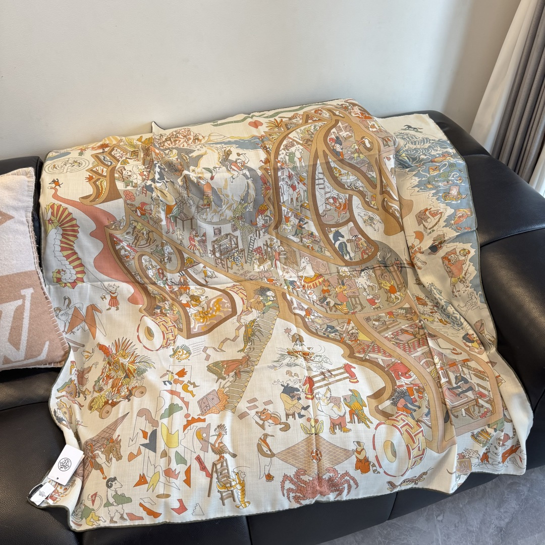 上新💞【双面同色方巾】这款Hermes点睛配饰可以多种方式佩戴，与任何服饰皆搭配得宜。无论系绕颈间，或作