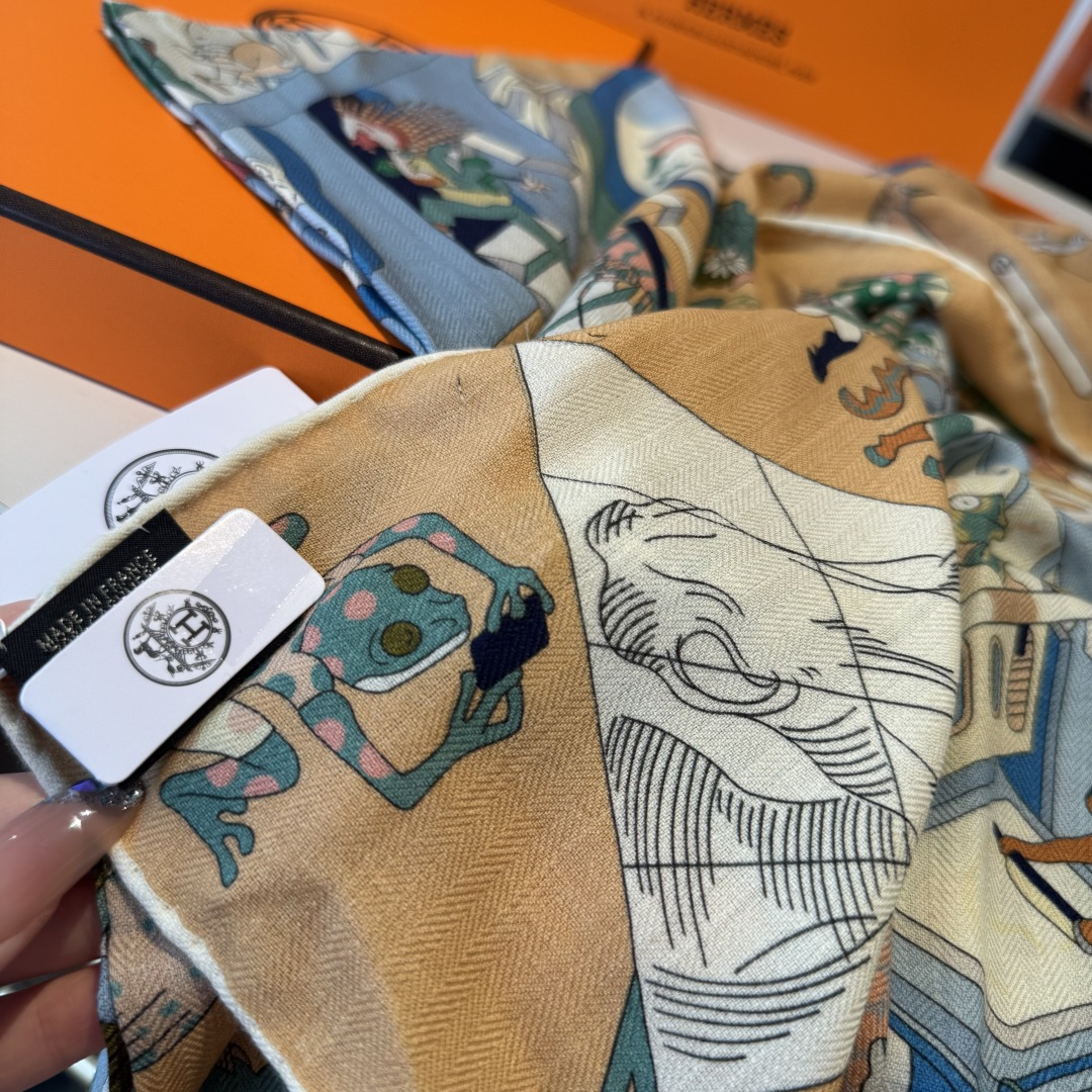 上新💞【双面同色方巾】这款Hermes点睛配饰可以多种方式佩戴，与任何服饰皆搭配得宜。无论系绕颈间，或作