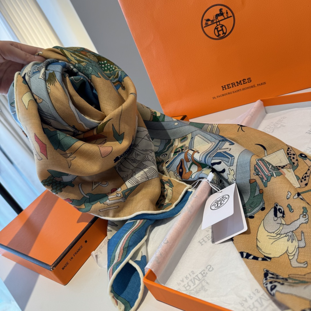 上新💞【双面同色方巾】这款Hermes点睛配饰可以多种方式佩戴，与任何服饰皆搭配得宜。无论系绕颈间，或作