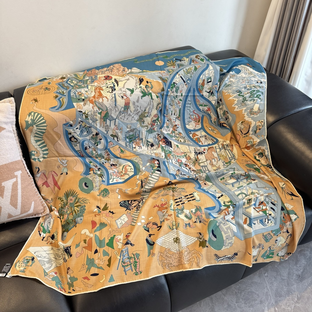 上新💞【双面同色方巾】这款Hermes点睛配饰可以多种方式佩戴，与任何服饰皆搭配得宜。无论系绕颈间，或作