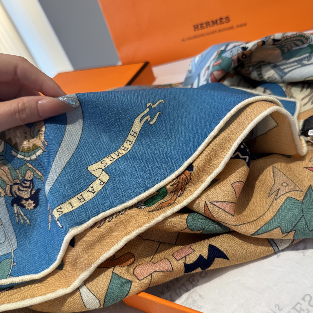 上新💞【双面同色方巾】这款Hermes点睛配饰可以多种方式佩戴，与任何服饰皆搭配得宜。无论系绕颈间，或作