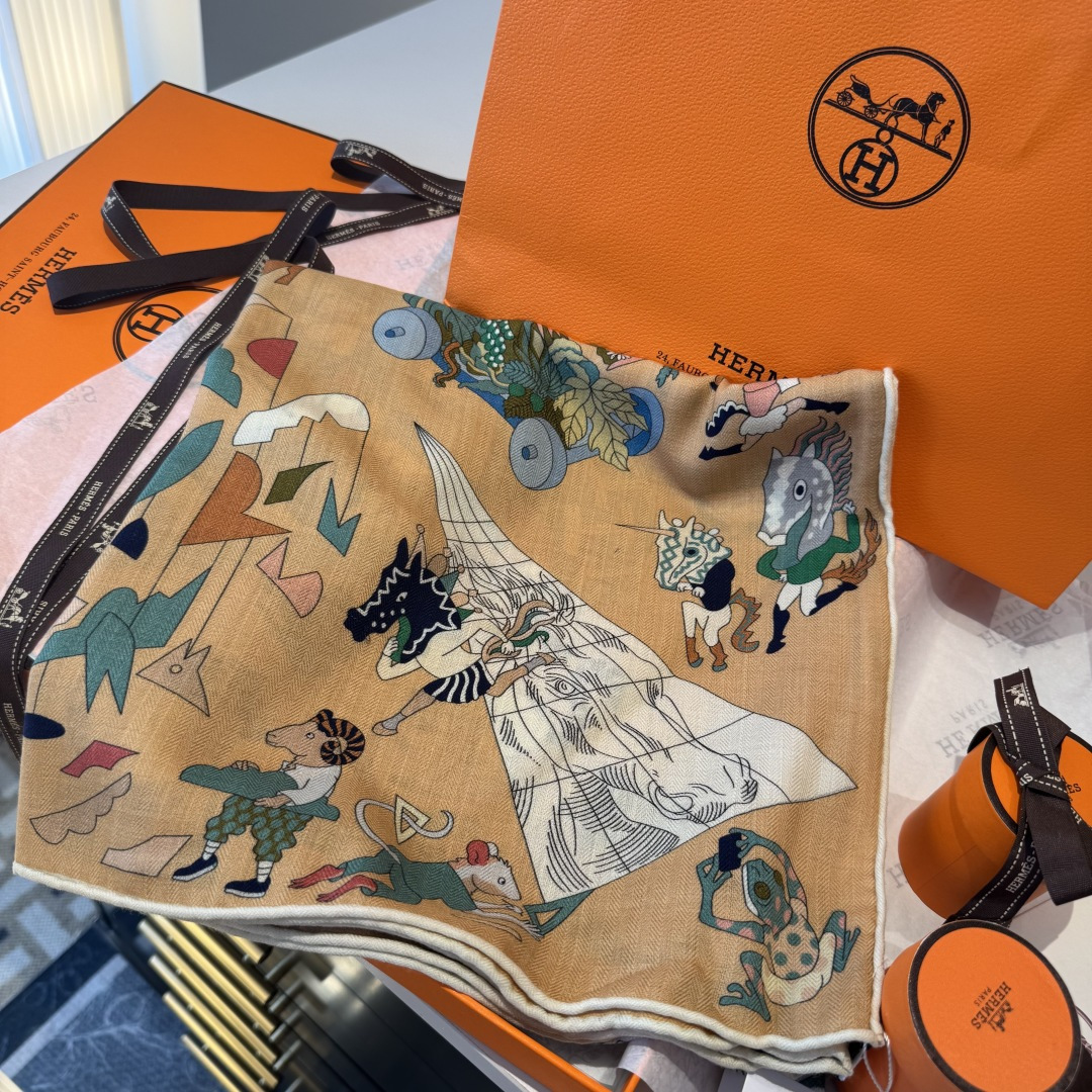 上新💞【双面同色方巾】这款Hermes点睛配饰可以多种方式佩戴，与任何服饰皆搭配得宜。无论系绕颈间，或作