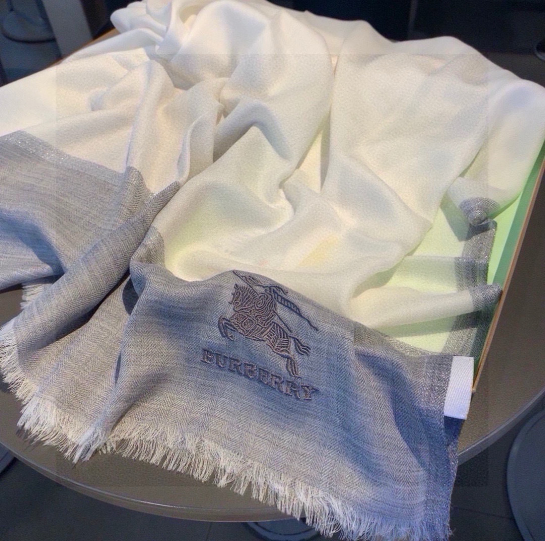 巴宝莉新作~美得闪闪发光❗️是进口印度的羊绒300支镶嵌进口金银丝！最适合秋冬的璀璨设计‼️面料薄而精细