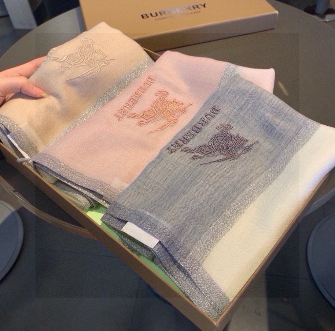 巴宝莉新作~美得闪闪发光❗️是进口印度的羊绒300支镶嵌进口金银丝！最适合秋冬的璀璨设计‼️面料薄而精细