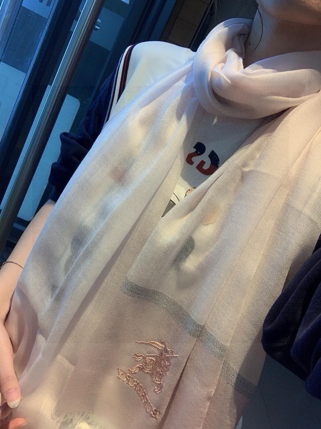 巴宝莉新作~美得闪闪发光❗️是进口印度的羊绒300支镶嵌进口金银丝！最适合秋冬的璀璨设计‼️面料薄而精细