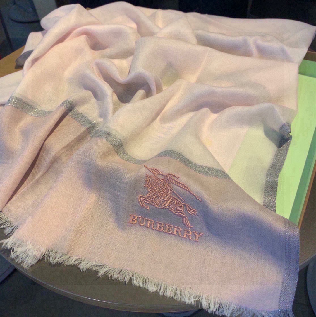 巴宝莉新作~美得闪闪发光❗️是进口印度的羊绒300支镶嵌进口金银丝！最适合秋冬的璀璨设计‼️面料薄而精细