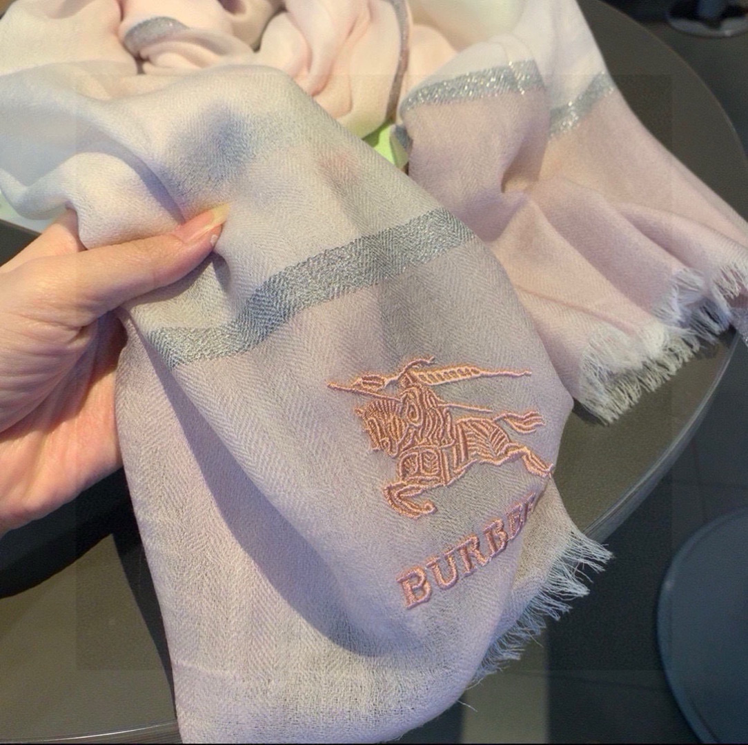 巴宝莉新作~美得闪闪发光❗️是进口印度的羊绒300支镶嵌进口金银丝！最适合秋冬的璀璨设计‼️面料薄而精细