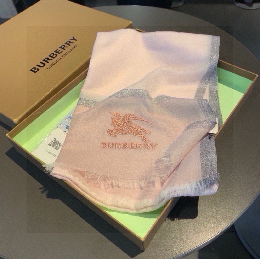 巴宝莉新作~美得闪闪发光❗️是进口印度的羊绒300支镶嵌进口金银丝！最适合秋冬的璀璨设计‼️面料薄而精细