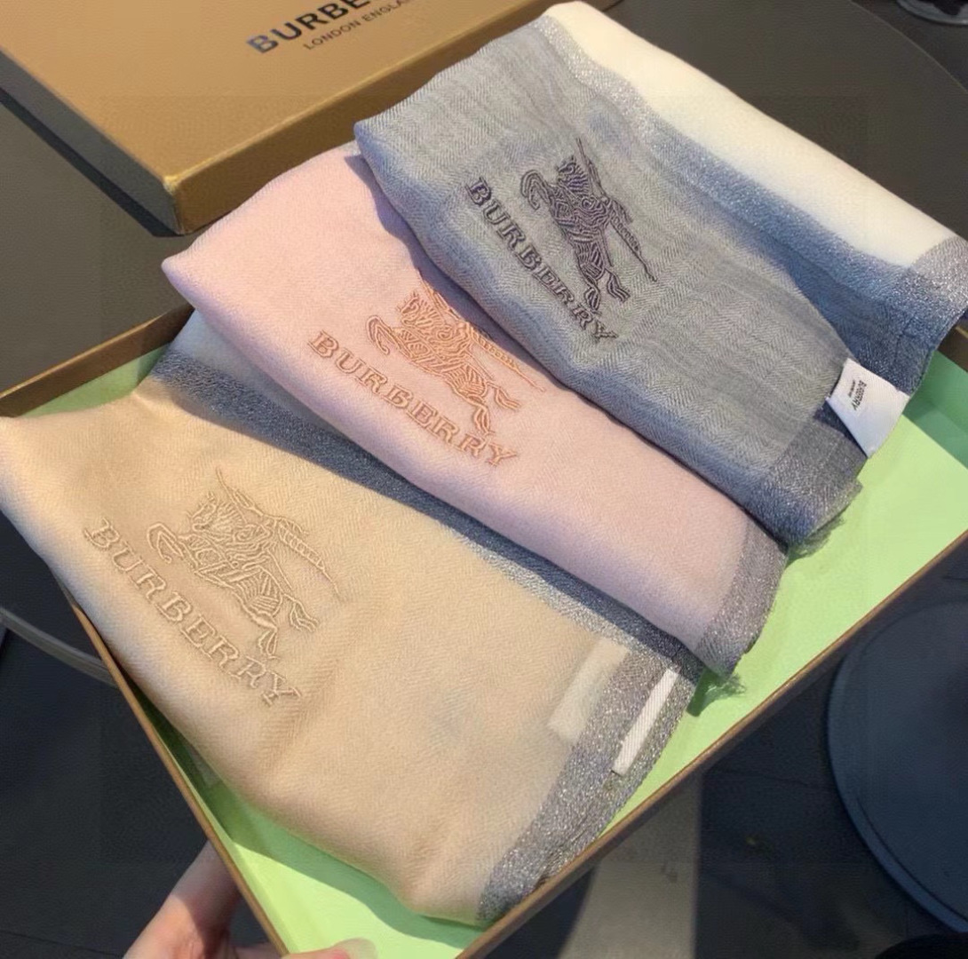 巴宝莉新作~美得闪闪发光❗️是进口印度的羊绒300支镶嵌进口金银丝！最适合秋冬的璀璨设计‼️面料薄而精细