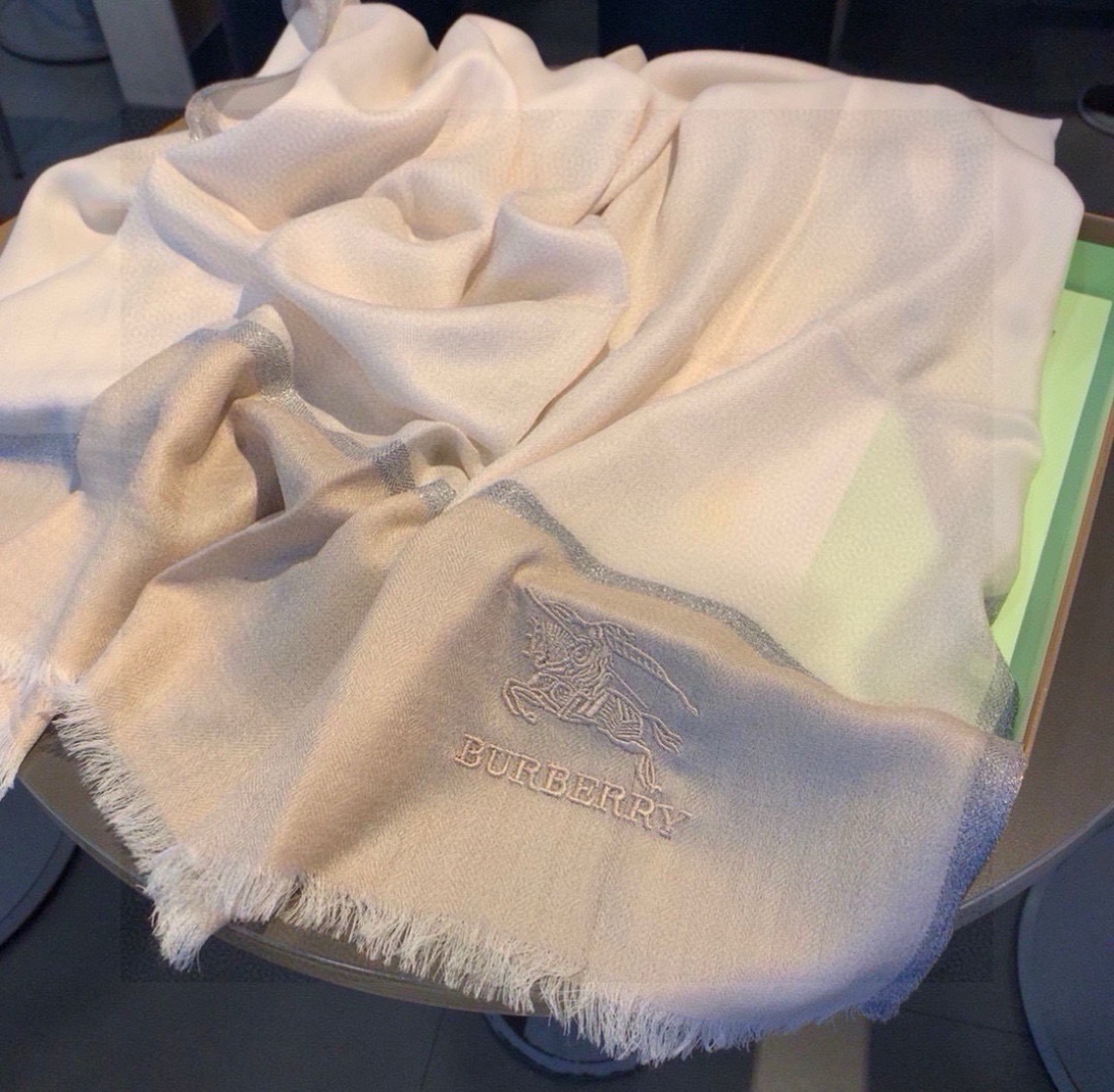 巴宝莉新作~美得闪闪发光❗️是进口印度的羊绒300支镶嵌进口金银丝！最适合秋冬的璀璨设计‼️面料薄而精细